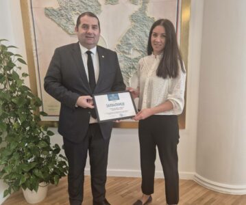 Uručena zahvalnica Republičkoj upravi za geodetske i imovinsko-pravne poslove